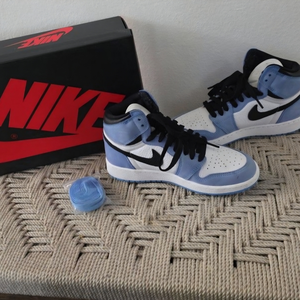 Air Jordan 1 Retro High University Blue